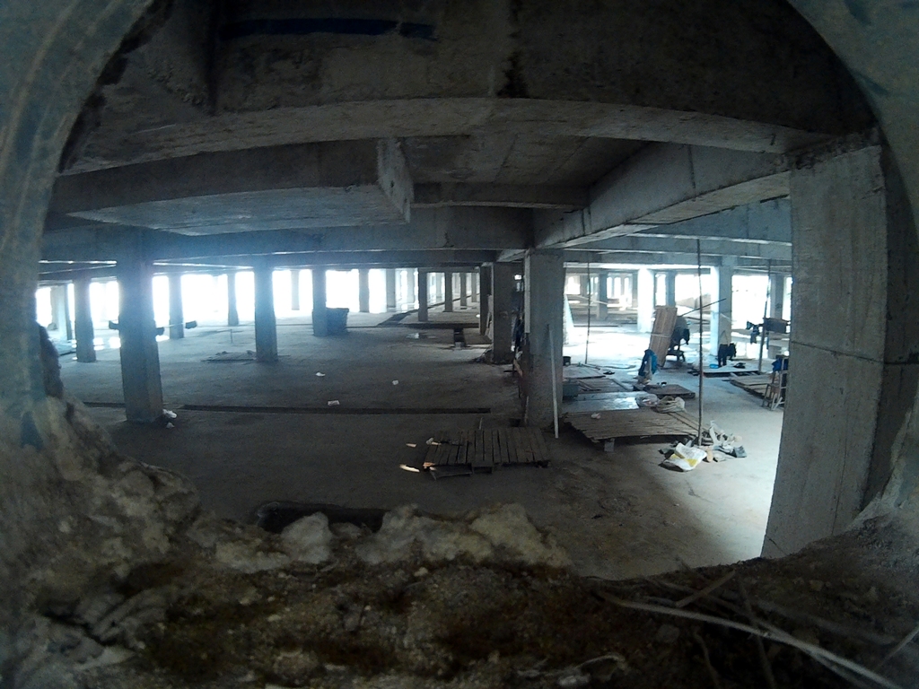 Phía trong tầng hầm của dự án Ciputra Hà Nội Mall không một hoạt động thi công.