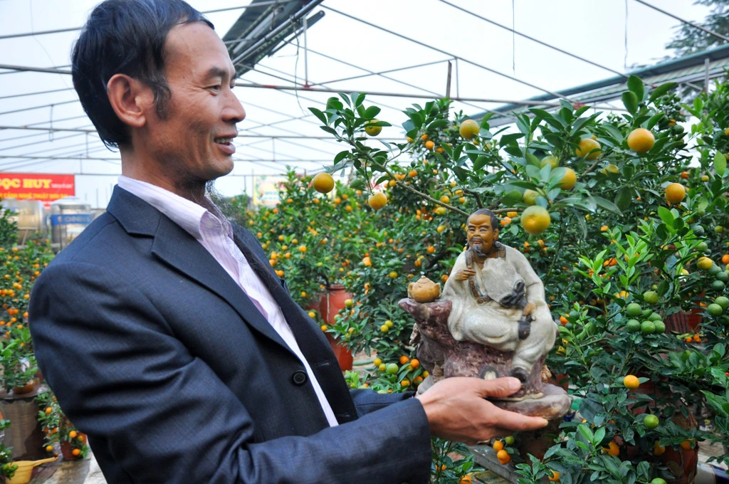Cây quất bonsai có tiểu cảnh là thần trà được bán với giá 5 triệu đồng.