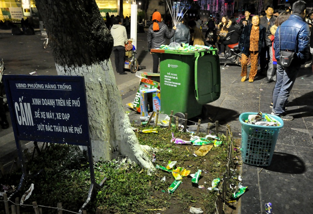 Mặc dù có thùng rác nhưng nhiều người ăn kem Thủy Tạ xong vẫn bỏ ra ngoài.