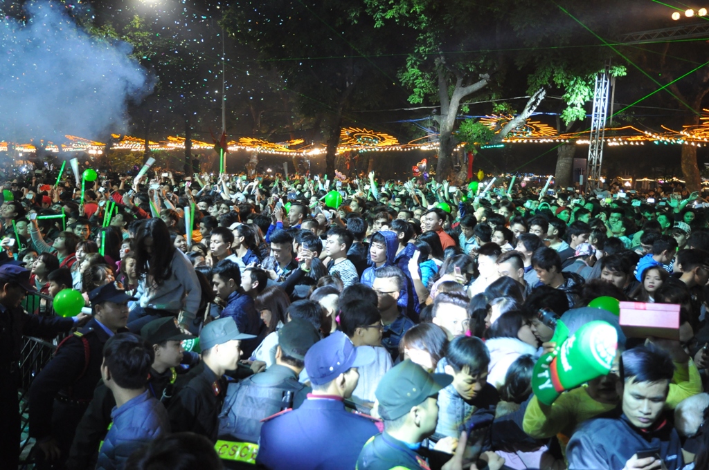 Trong đêm 31/12 tại Hà Nội, hàng trăm nghìn người đã tập trung về các điểm Countdown 2016 đón chào năm mới dẫn tới tình trạng đông đúc, chen lấn.