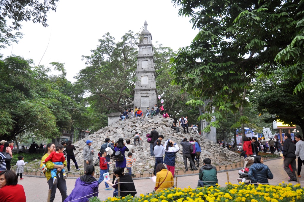 Tháp Bút ở Hồ Gươm là một ngọn tháp bằng đá cao năm tầng, được xây dựng năm Tự Đức thứ 18 (1865) trên nền núi Độc Tôn cũ theo ý tưởng của nhà nho Nguyễn Văn Siêu, nằm ở phía ngoài lối vào cầu Thê Húc, đền Ngọc Sơn.