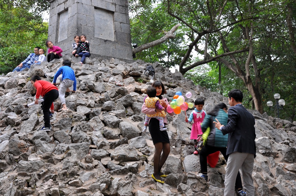 Thay vì nhìn ngắm nó như một cụm kiến trúc có ý nghĩa lịch sử thì nhiều người lại cố tình leo trèo lên “núi Độc Tôn” để chụp ảnh, lô đùa.
