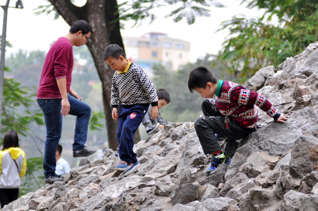 Và nhiều người lớn cũng hùa theo trẻ nhỏ leo trèo trên ngọn núi trong cụm di tích Tháp Bút.