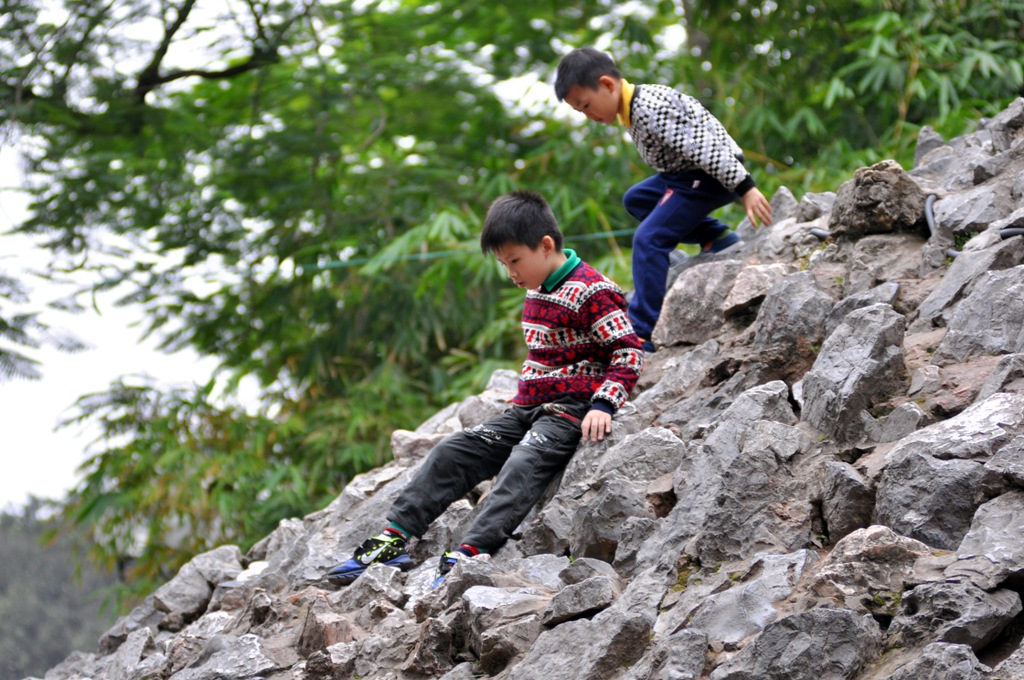 “Những viên đá hộc sắc nhọn như thế nhưng sao cha mẹ chúng cứ để chúng leo trèo thế? Họ không lo cho an toàn con em mình sao?”, ông Mạnh nói.