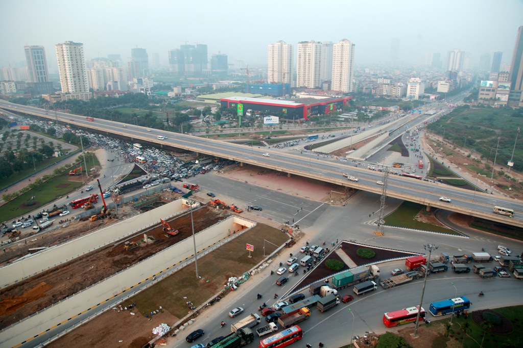 Nút giao Trung Hoà là đầu mối giao thông quan trọng nhất của Đại lộ Thăng Long nối với nội thành Hà Nội.