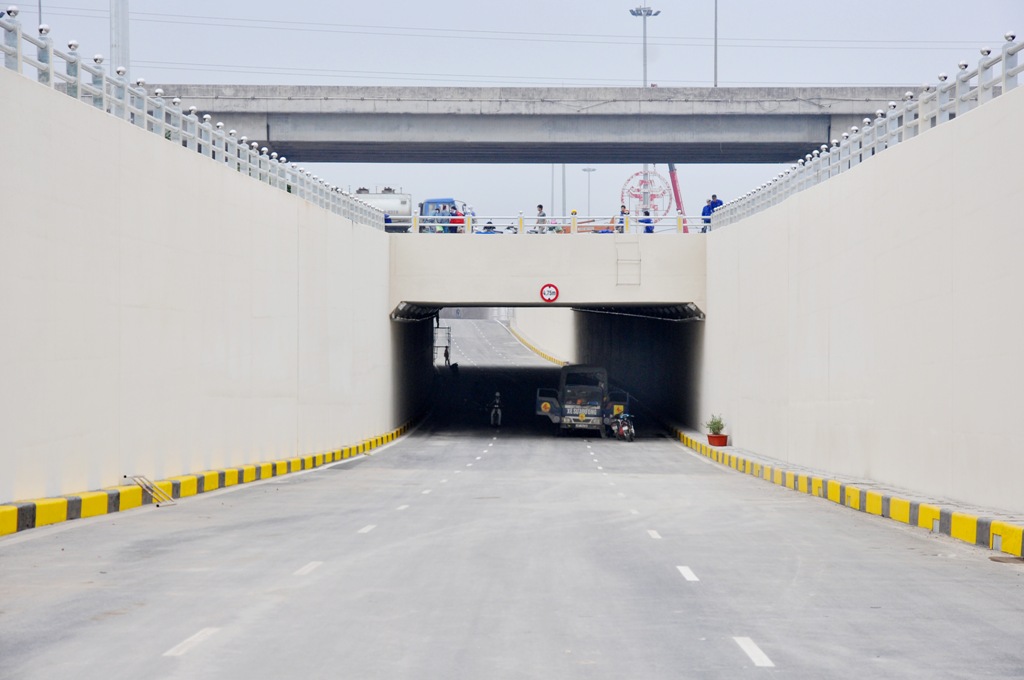Hầm chui Trung Hòa có 2 chiều giao thông, hướng Đại lộ Thăng Long-đường Trần Duy Hưng-Hoàng Minh Giám. Mỗi hầm có 3 làn xe cơ giới rộng 3,5m/làn. Tổng chiều dài phần hầm kín, hầm hở và đường dẫn vào hầm khoảng 691,8m.