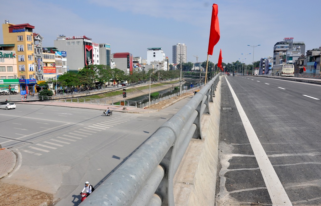 Cầu vượt qua nút giao thông Nguyễn Khánh Toàn - Đào Tấn đi vào hoạt động được kỳ vọng sẽ giảm ùn tắc  thường xuyên trước đó.