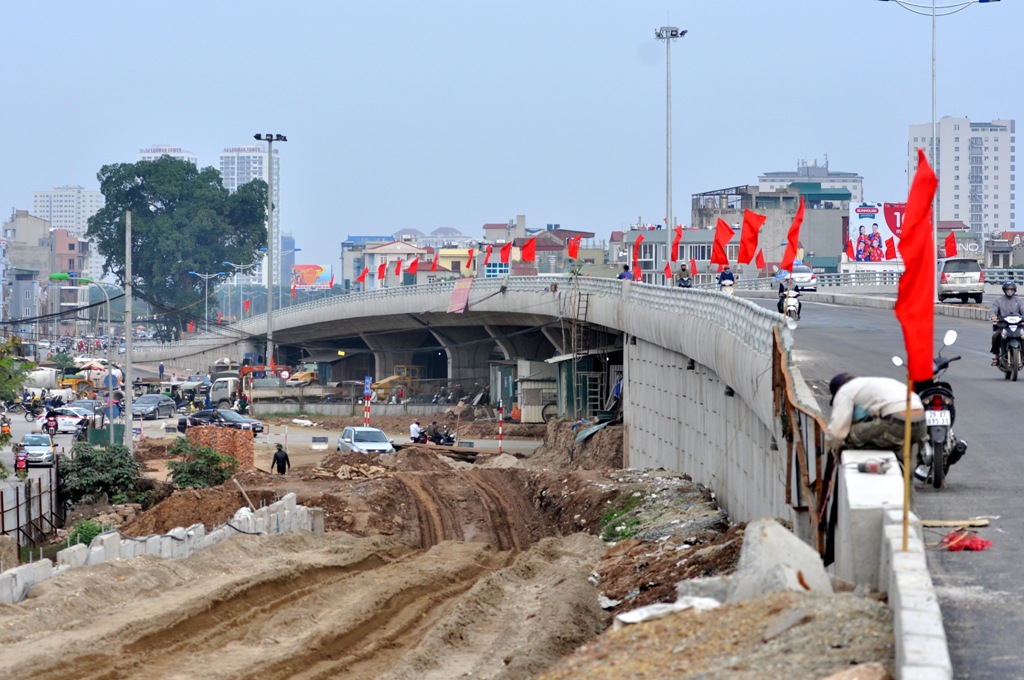 Tại nút giao Bưởi này, hệ thống đường dẫn hướng từ Hoàng Quốc Việt lên đường Vành đai 2 về Cầu giấy vẫn đang được thi công.