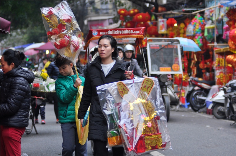 Trên phố Hàng Mã, thị trường mua sắm lễ tiễn ông Công ông Táo sôi động hơn cả.