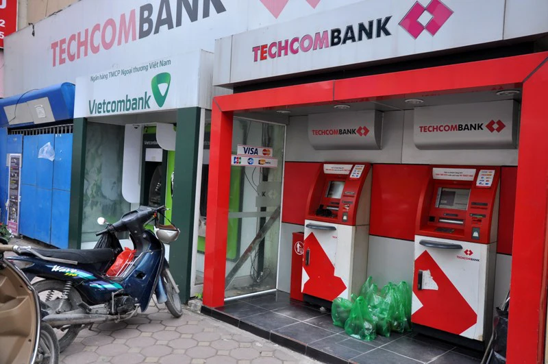 Hai cây ATM Techcombank trên đường Cầu Giấy không thể thực hiện việc rút tiền.
