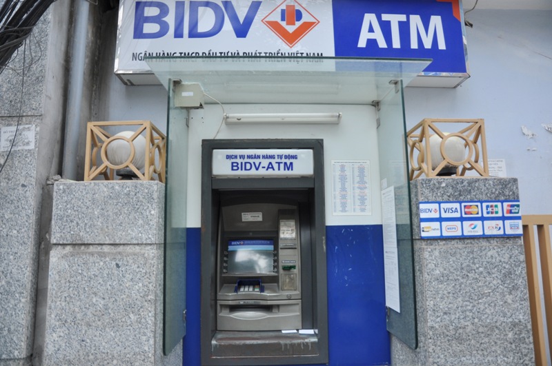 Cây ATM trên đường Nguyễn Chí Thanh (cạnh trường ĐH Luật) không thể thực hiện giao dịch trong chiều 1/2.