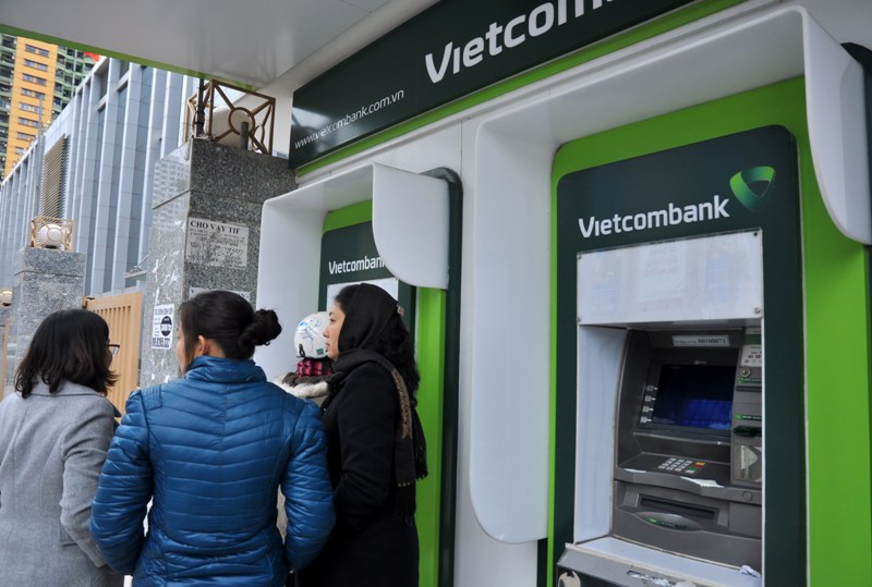 Người dân phải đứng đợi, trong khi cây ATM bị hỏng không có người khắc phục.