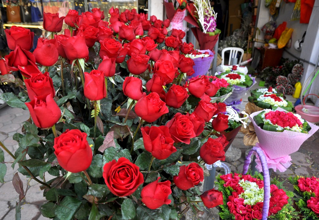 Hoa hồng tươi có giá cao hơn ngày thường.