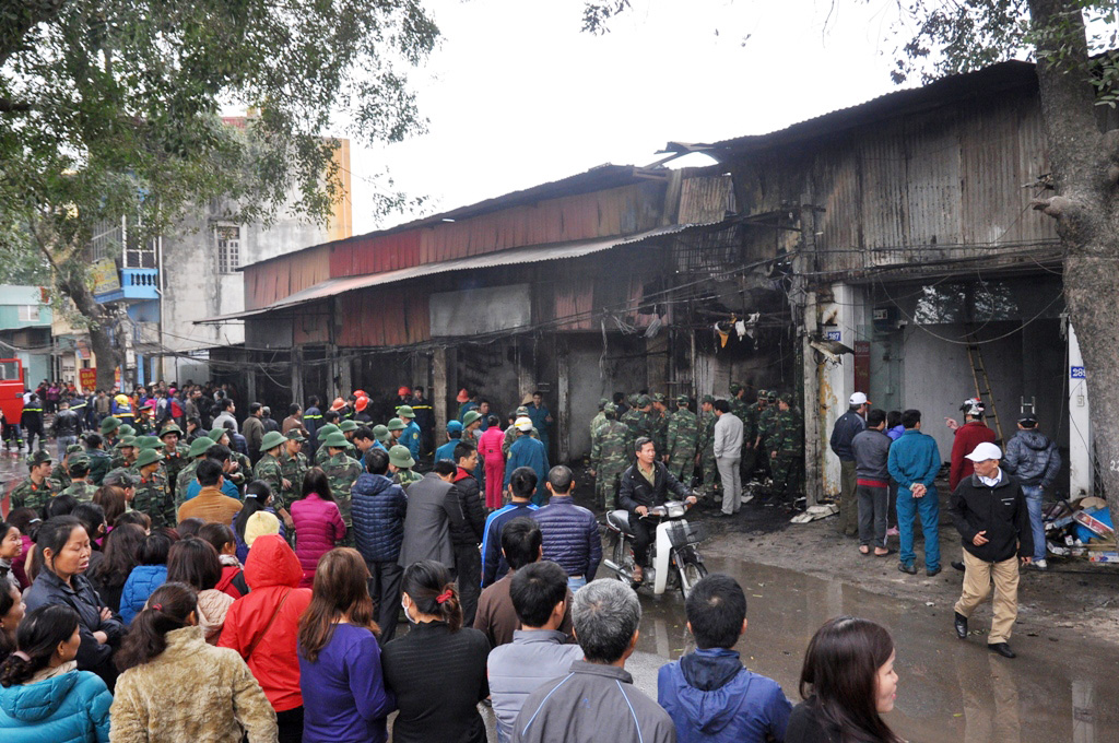 Lực lượng chức năng cùng người dân đã khẩn trương dập lửa.