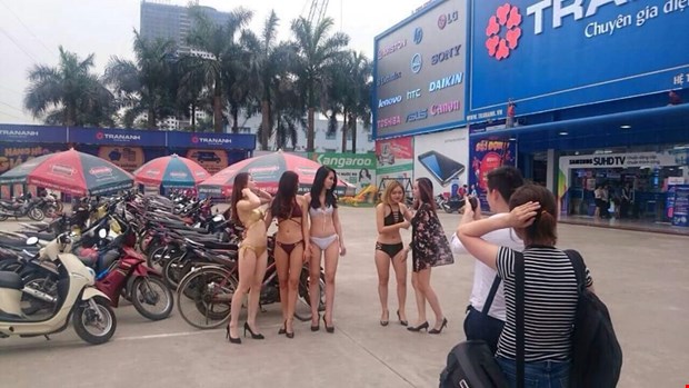 Theo đại diện ban truyền thông Trần Anh, các cô gái trên xuất hiện để đóng clip về giới tính.