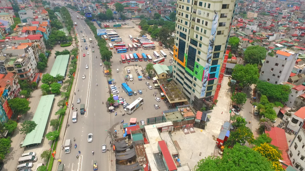 Bến xe Lương Yên nằm trên đường Nguyễn Khoái, quận Hai Bà Trưng, Hà Nội vốn là một nhà máy xay xát của Tổng Công ty Lương thực Miền Bắc.