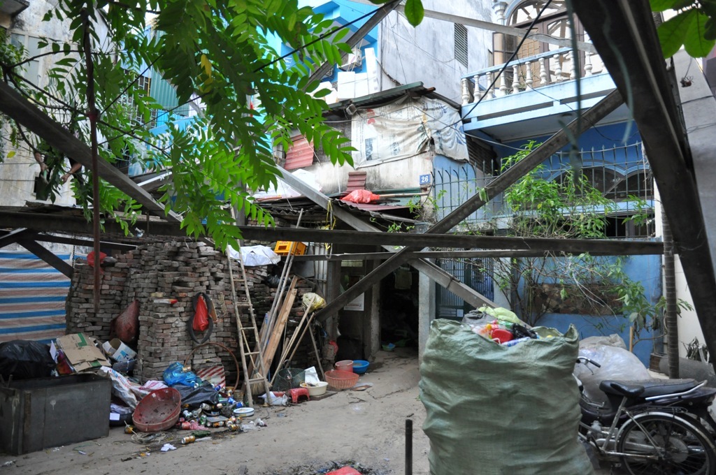 Cột điện cao thế này còn chắn ngang trước nhà một số hộ dân trong ngõ 120 Trường Chinh – Hà Nội. Mỗi lần ra vào, các hộ dân này buộc phải chui qua cột điện để vào nhà, mọi sinh hoạt bị đảo lộn nghiêm trọng. Thiết nghĩ, các cơ quan chức năng cần sớm có những biện pháp đảm bảo an toàn tránh những tai nạn đáng tiếc có thể xảy ra.