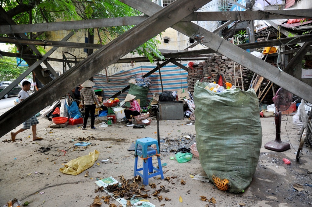 Tuy nhiên, bất chấp những quy định về hành lang an toàn điện lưới cao thế, người dân “biến” chân cột điện thành nơi tập trung phế liệu.