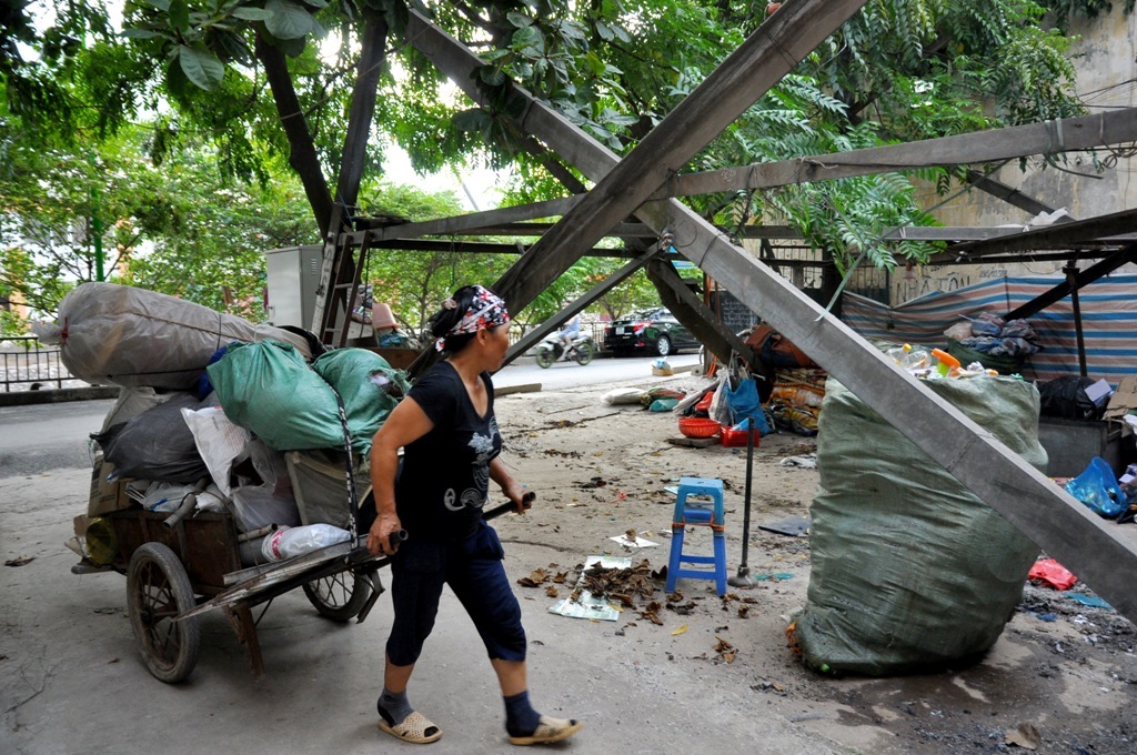 Phế liệu được các hộ kinh doanh thu mua ở nhiều nơi, sau đó tập kết ở đây để tiến hành phân loại, tiềm ẩn nguy cơ cháy nổ, mất an toàn.