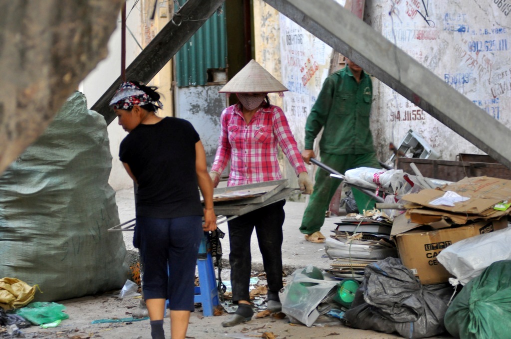 Người dân thản nhiên làm việc ngay dưới lưới điện cao thế.