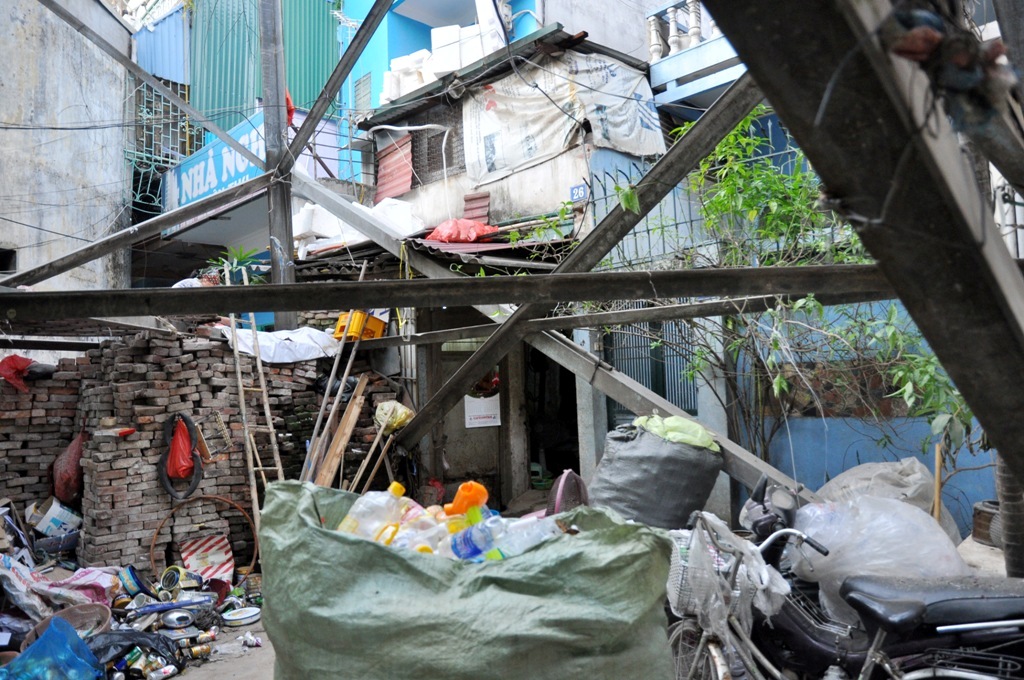 Toàn bộ khoảng không gian trống bên trong cột điện cao thế trở thành kho để hàng với ngổn ngang phế liệu.