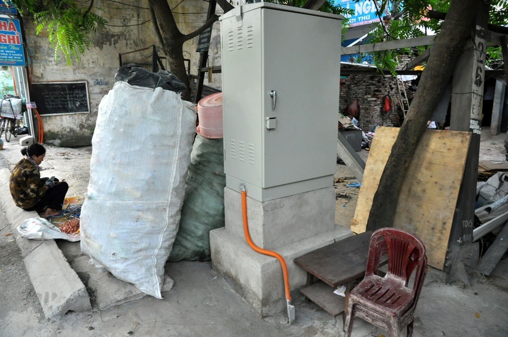 Một hộp kỹ thuật điện cũng bị 