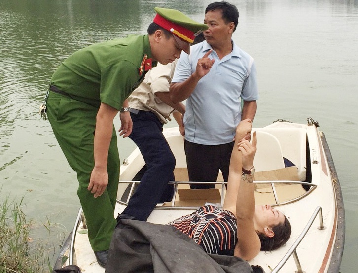 Tổ CSTT đưa người phụ nữ người nước ngoài tự ý nhảy xuống Hồ Gươm bơi ra Tháp Rùa về bờ.