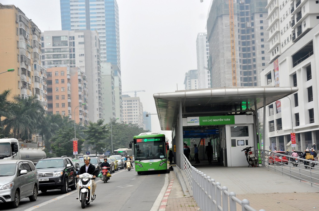 Các phương tiện xe máy đi vào làn xe BRT.