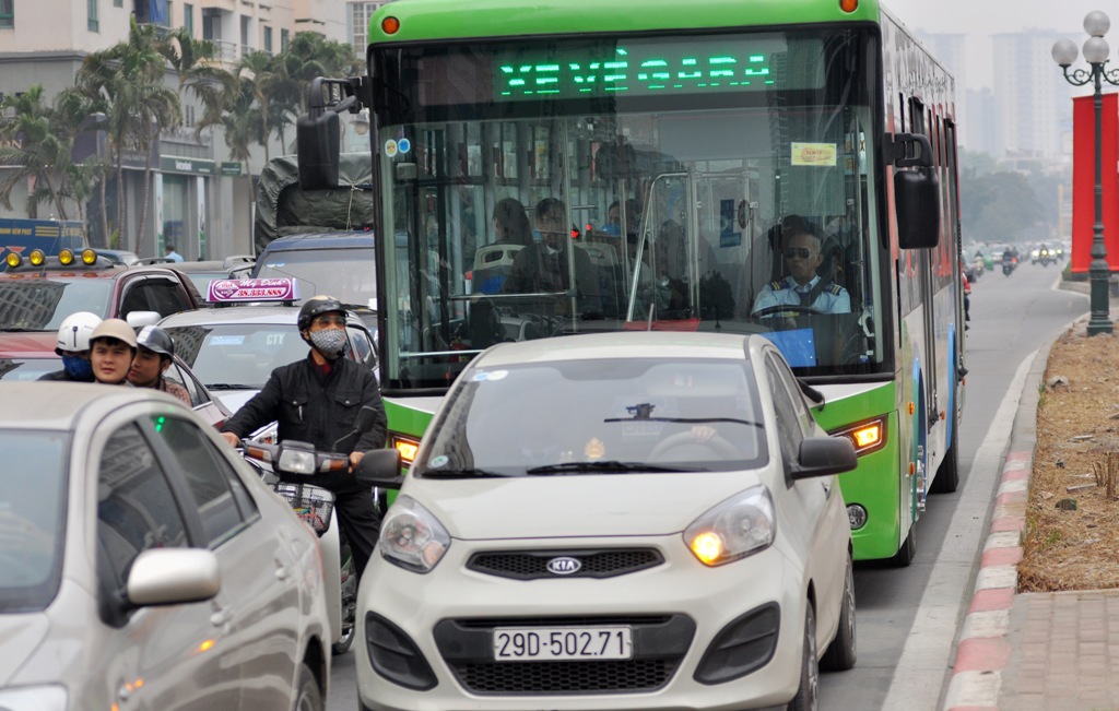 Bên cạnh đó, tình trạng lộn xộn, vi phạm quy định phân luồng giao thông trên tuyến BRT xuất hiện liên tục.