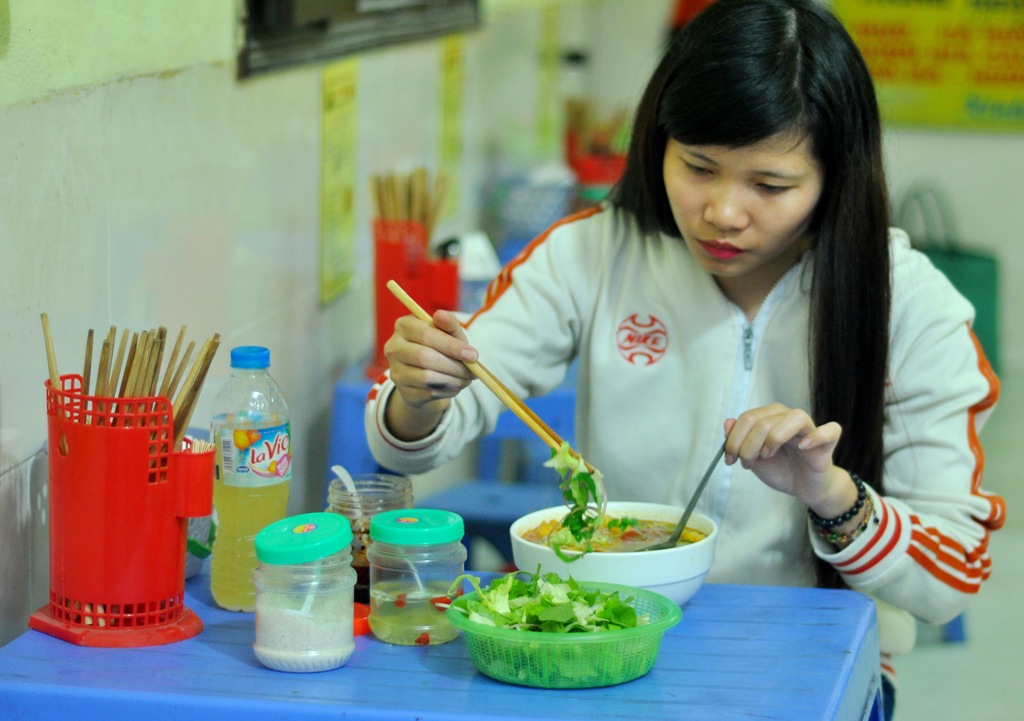 Từ ngày cô Lượng mở quán bún ốc ở 210 Yên Hòa, Uyên thường xuyên cùng bạn bè tới ăn bún ốc.
