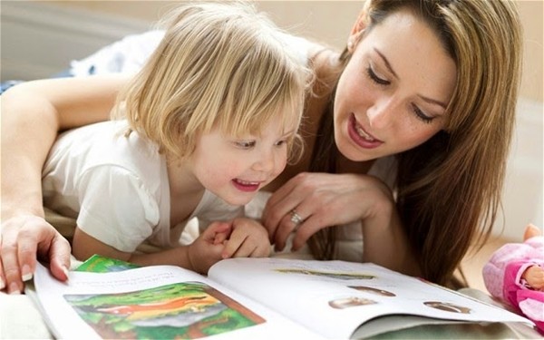 Đọc sách cho con trước khi đi ngủ nói với con rằng hãy nghe mẹ đọc sách và ngủ ngon đến sáng