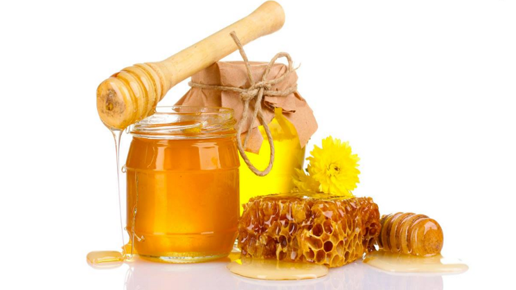 Trong mật ong có chứa lượng đường rất lớn và chứa bào tử của Clostridium botulinum có thể gây ngộ độc, táo bón, hôn mê ở trẻ sơ sin