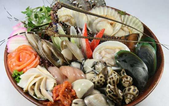 Các loại hải sản có vỏ như tôm, cua, sò, ốc… là thực phẩm rất dễ gây dị ứng, vì vậy các bác sỹ khuyên các mẹ không nên cho bé dưới 1 tuổi ăn hải sản