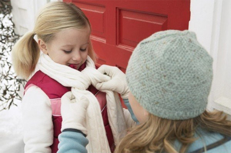 Đừng giữ ấm cho bé quá mức khi chăm sóc trẻ mùa đông
