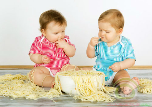 Các nghiên cứu khoa học lại chỉ ra rằng, bé sẽ ghi nhớ tên món ăn nhanh hơn nếu được thoải mái chơi đùa với chúng