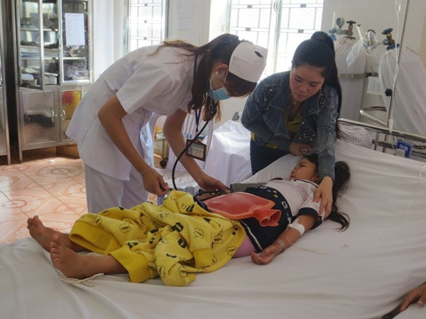Học sinh trường tiểu học Đinh Tiên Hoàng điều trị tại trung tâm y tế. Ảnh: N.A