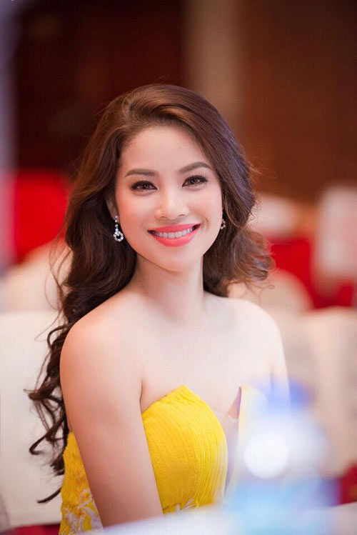 Phạm Hương hiện đang là một trong những thí sinh nổi bật nhất ở Hoa hậu Hoàn vũ 2015.