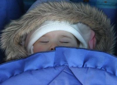 Ủ quá ấm hoặc mặc quá nhiều quần áo cho trẻ khi đi ngủ có thể gây đột tử nhũ nhi (SIDS) do mắc Hội chứng ủ quá nóng. Ảnh minh họa