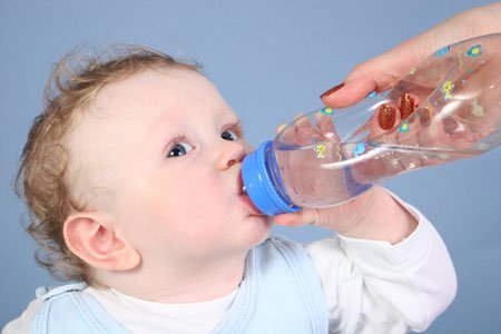 Việc thường xuyên uống nhiều nước có thể giúp rửa sạch ruột, hỗ trợ đường tiêu hóa.