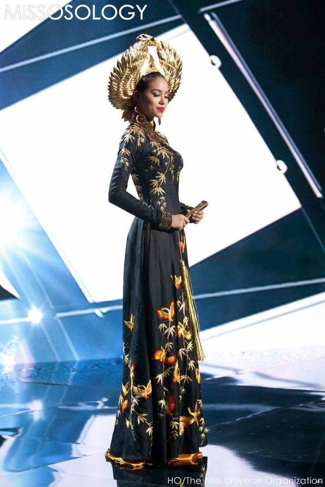 Hình ảnh đầu tiên của Phạm Hương trên sân khấu với quốc phục mạ vàng tại Miss Universe 2015
