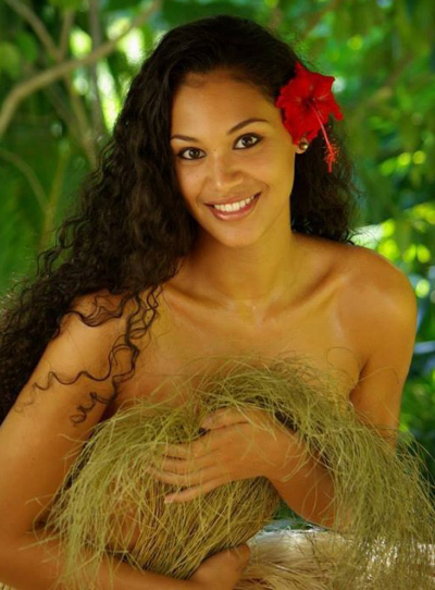 Hinarere Taputu là mỹ nhân 25 tuổi của Pháp. Cô sinh ra và lớn lên ở Tahiti, sở hữu nước da rắn rỏi, khỏe khoắn. Điểm sáng ở cô chính là gương mặt dịu ngọt đặc trưng của Hoa hậu Thế giới.