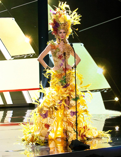 Bộ cánh lộng lẫy, vàng rực của hoa hậu Brazil.