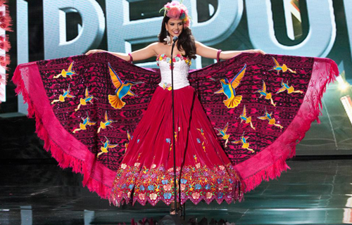 Hoa hậu Ecuador khoe trang phục rực rỡ.