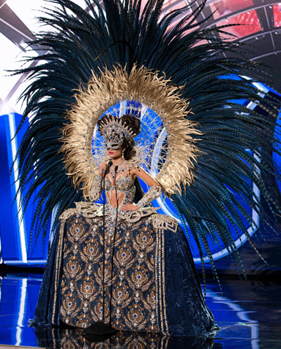Trang phục cầu kỳ với phần mũ được chế tác tỉ mỉ của hoa hậu Argentina.