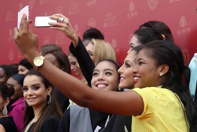 Các người đẹp tranh thủ selfie trong lúc tham gia sự kiện của cuộc thi.