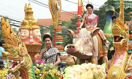 Du lịch Thái Lan mùa này đúng vào dịp Sale nên khá đông người đến tham quan