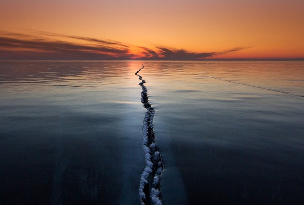 20-buc-anh-niu-giu-mat-nhin-lau-nhat-cua-national-geographic-23. Kẽ nứt trên mặt hồ Baikal bị đóng băng.