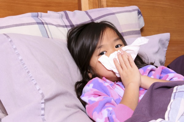 Nguyên nhân gây amidan là do trẻ bị cảm mạo, lạnh người, sức đề kháng yếu khiến vi rút gây viêm họng xâm nhập gây bệnh