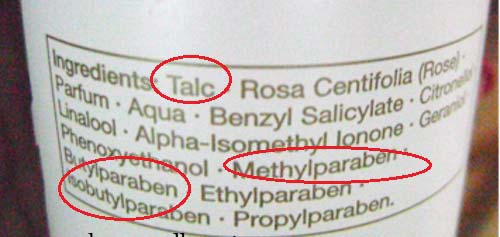 Bột talc hay paraben đều là những hóa chất độc hại xuất hiện rộng rãi trong các sản phẩm cho trẻ em. (Ảnh minh họa)