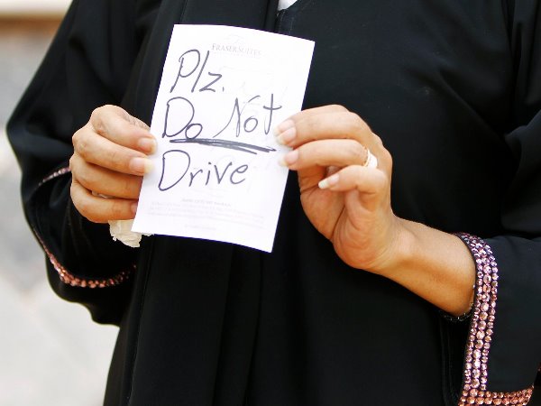  Không bảo thủ như các nhà nước Hồi Giáo khác nhưng luật lệ tại Ả Rập lại cấm không cho phụ nữ lái xe. Các chị em nơi đây không hề được cấp bất kì giấy phép di chuyển nào, việc tự ý điều khiển xe ở đây bị xem như hành vi phạm pháp.